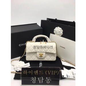 샤넬 핸들 장식의 미니 플랩백 그레인드 카프스킨
