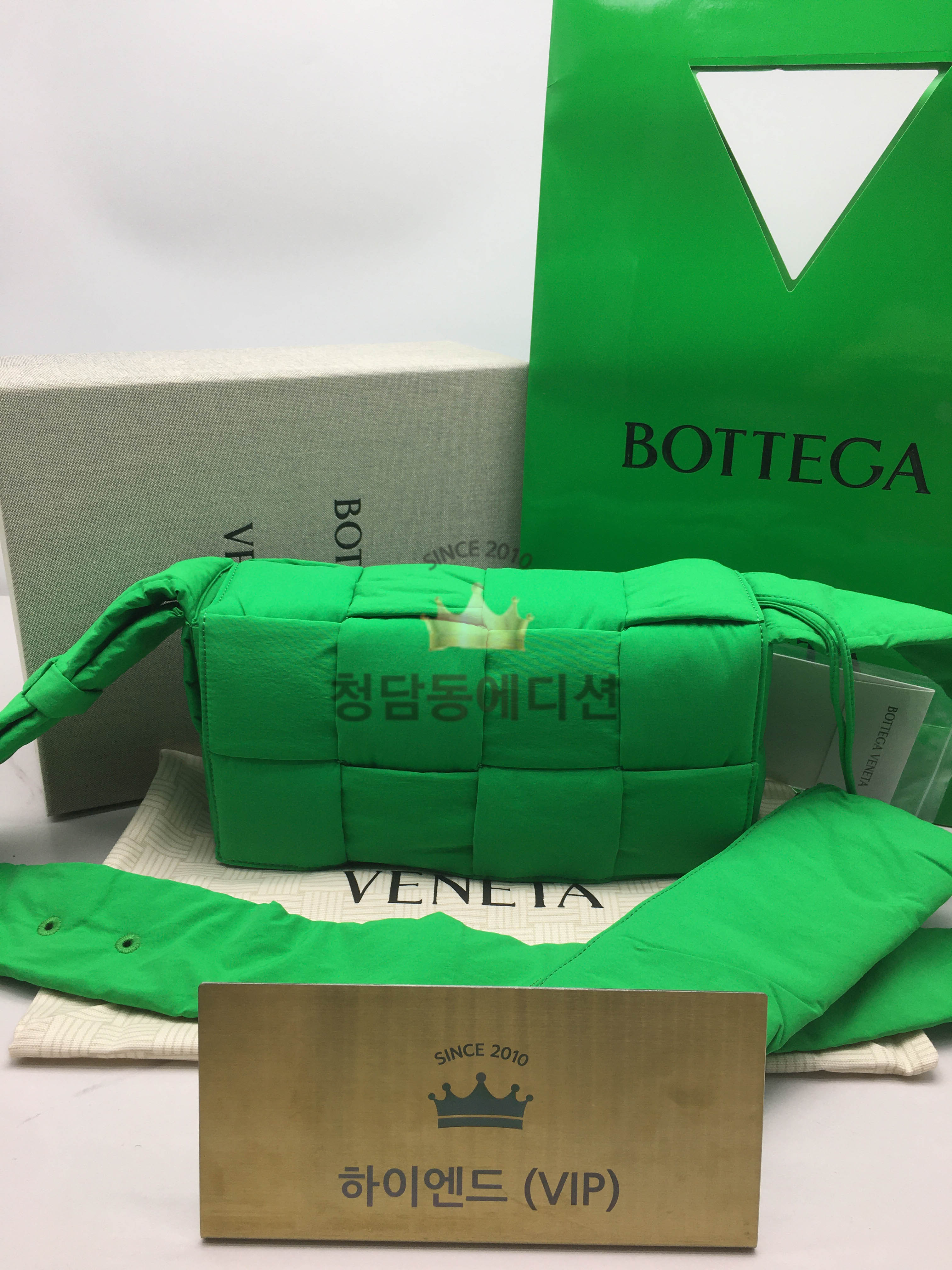 보테가베네타 패딩 테크 카세트백 (하이엔드급)