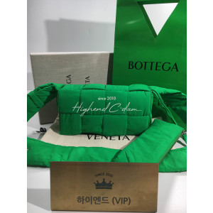 보테가베네타 패딩 테크 카세트백 (하이엔드급)