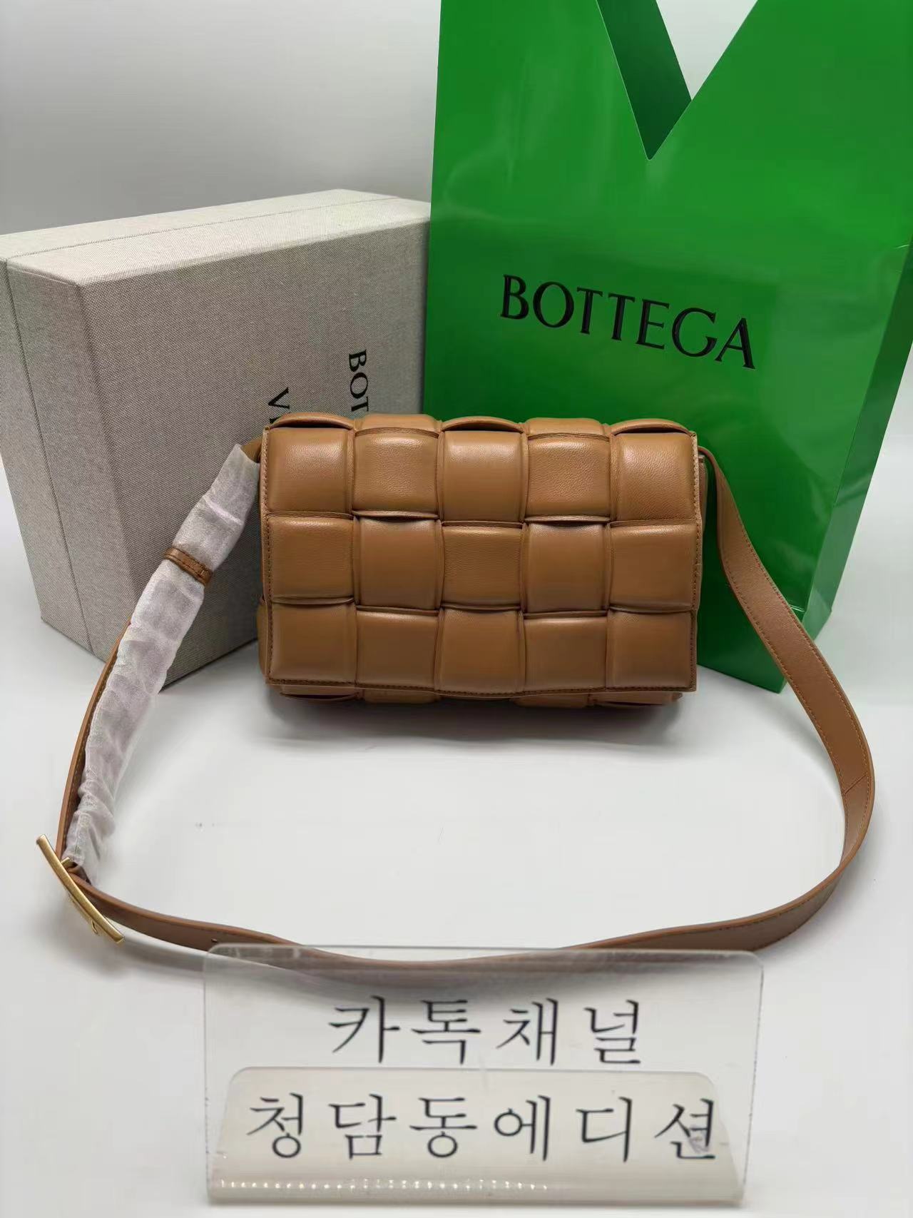 보테가베네타 카세트백 (삼각 트라이앵글 메탈)