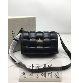 보테가베네타 카세트백 (삼각 트라이앵글 메탈)