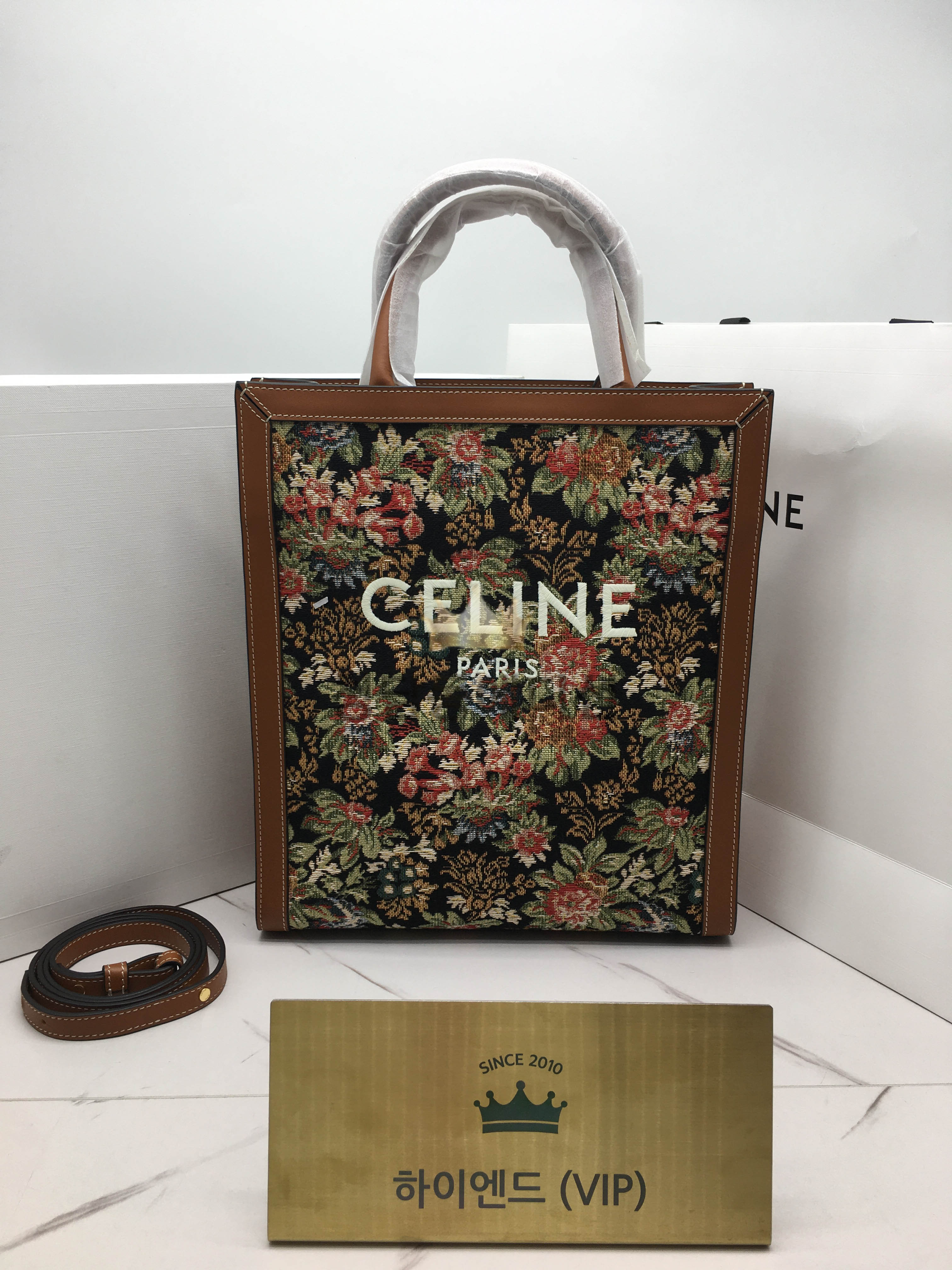 셀린느 트리오페 자수 텍스타일 카바스백 (하이엔드급)