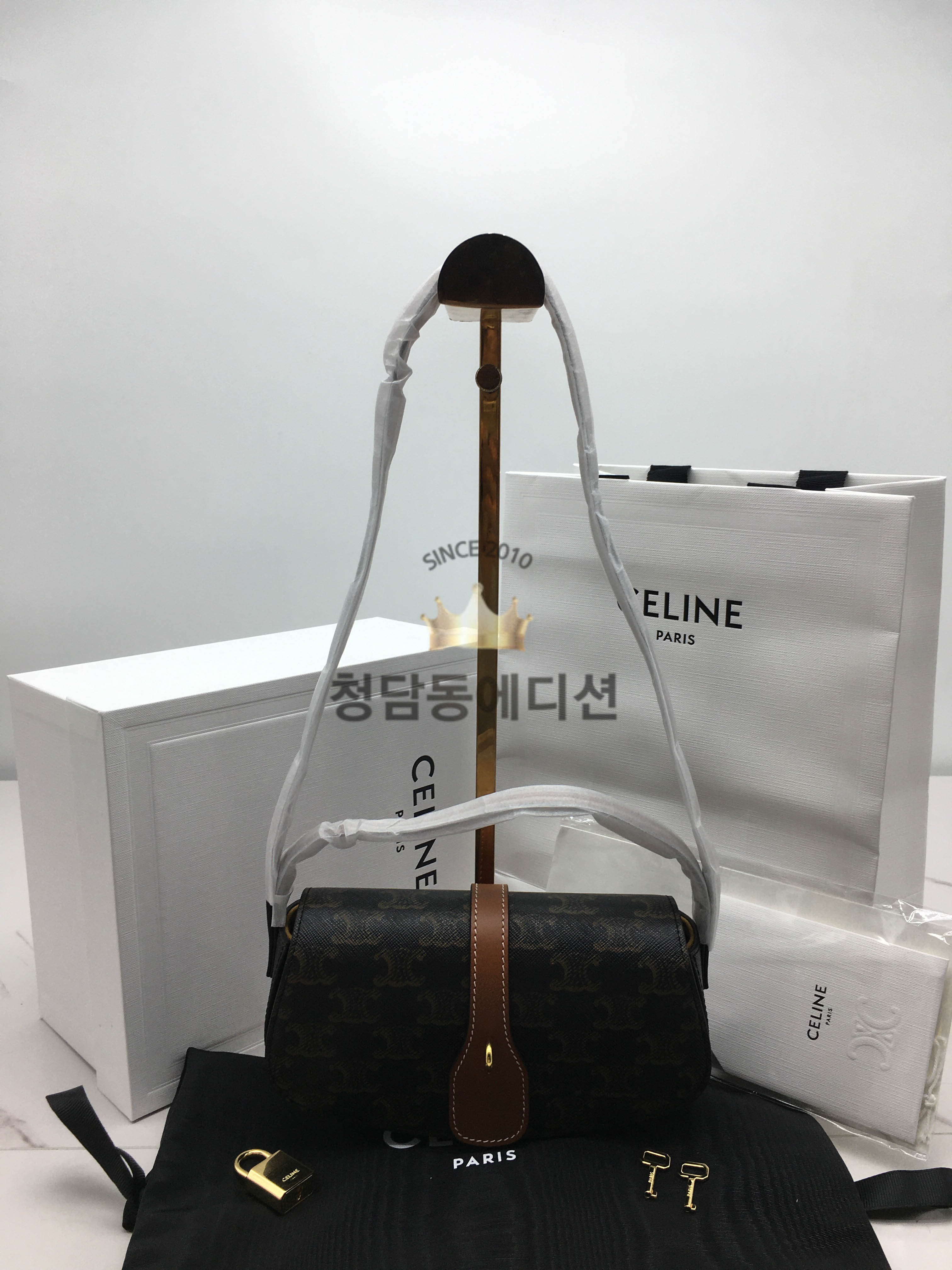 셀린느 트리오페 클러치 온 스트랩 타부백 (하이엔드급)