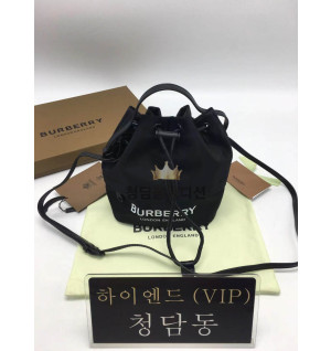 버버리 포이베 드로스트링 버킷백 (하이엔드급)