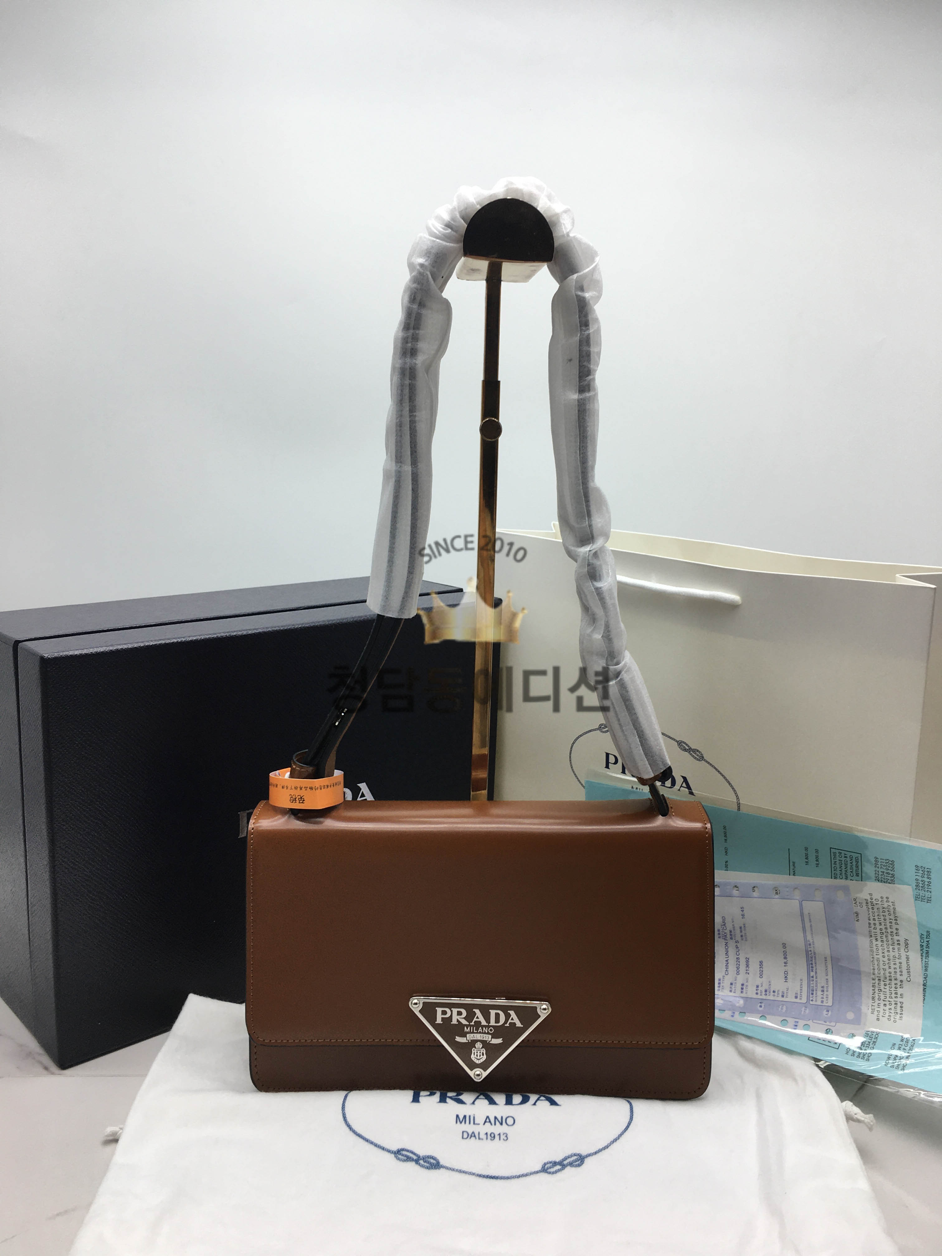 프라다 엠블럼 브러시드 레더 숄더백 (하이엔드급)