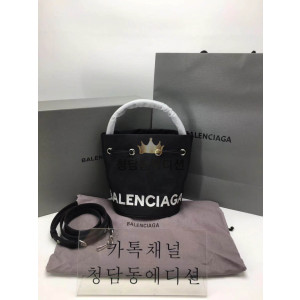 발렌시아가 휠 드로스트링 버킷백 스몰 (하이엔드급)