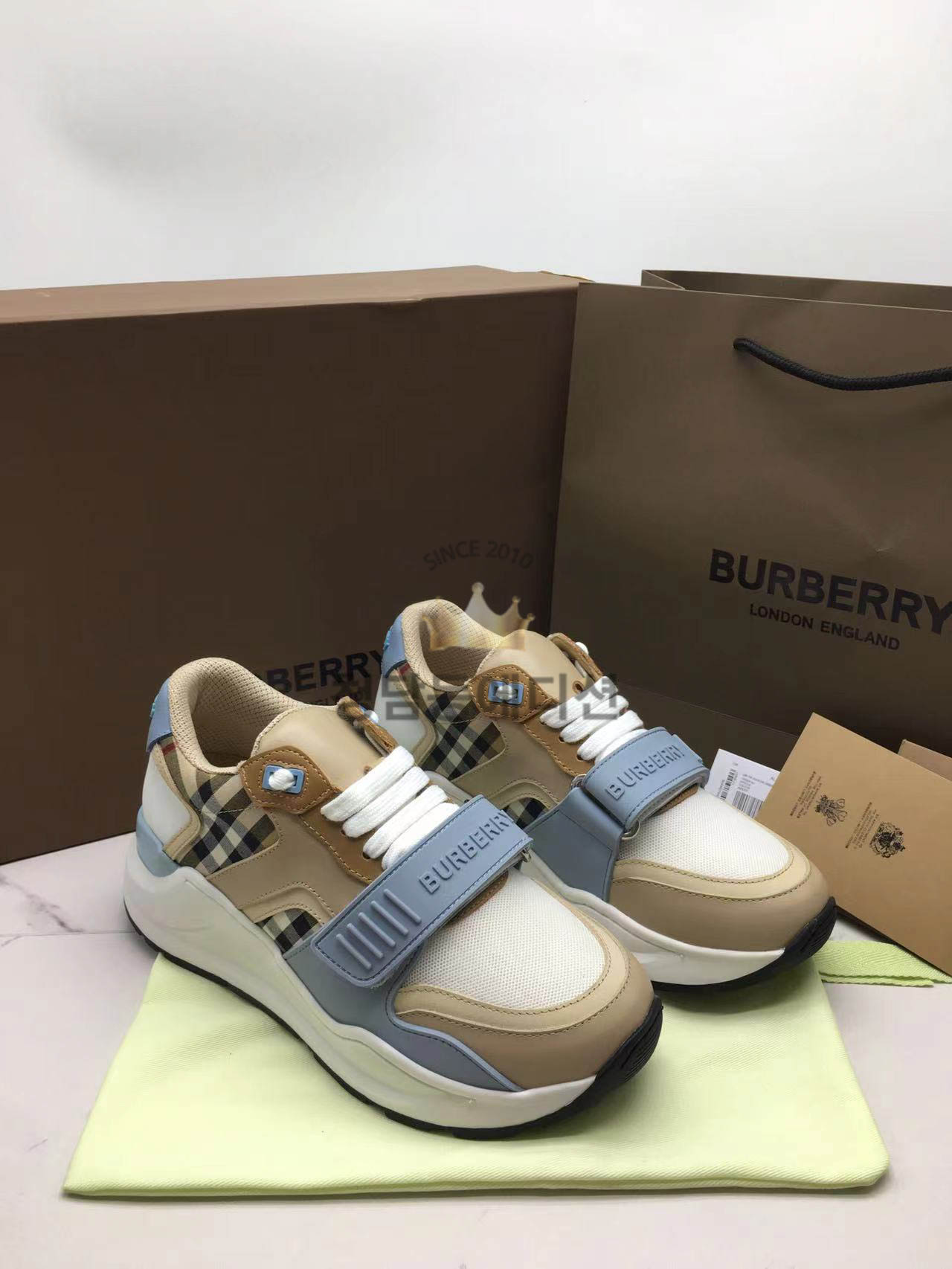버버리 여성 스니커즈