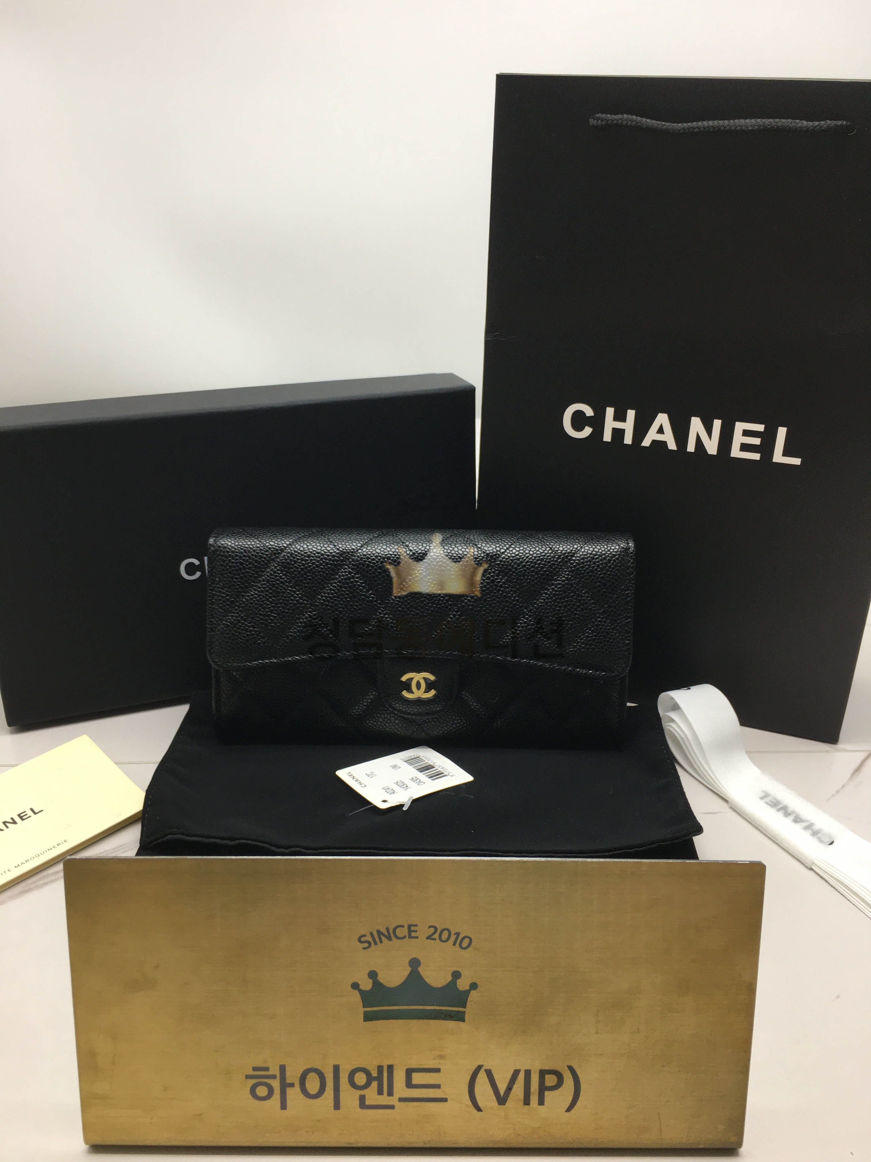 샤넬 클래식 캐비어스킨 플랩 장지갑 (금장)