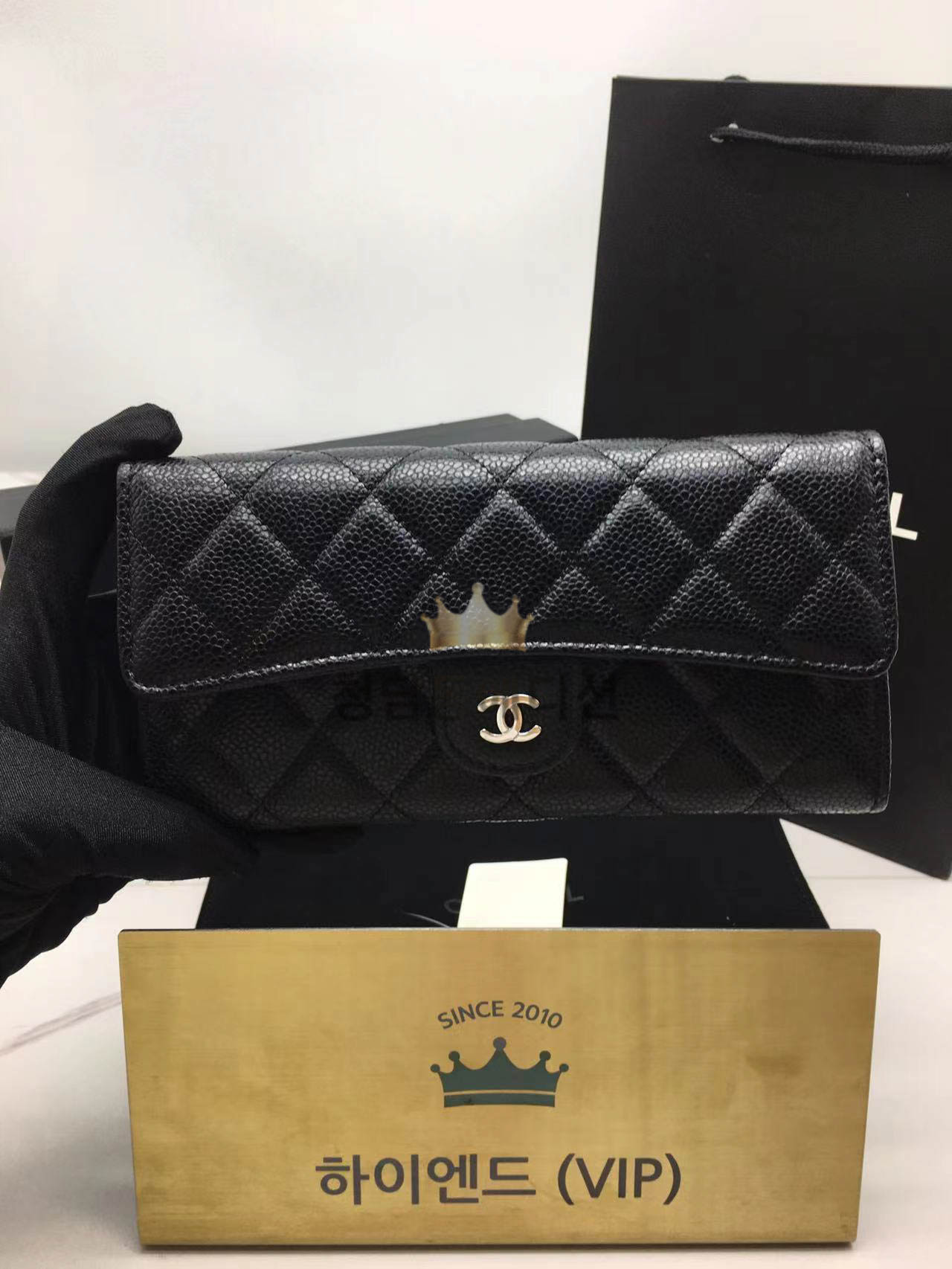 샤넬 클래식 캐비어스킨 플랩 장지갑 (은장)