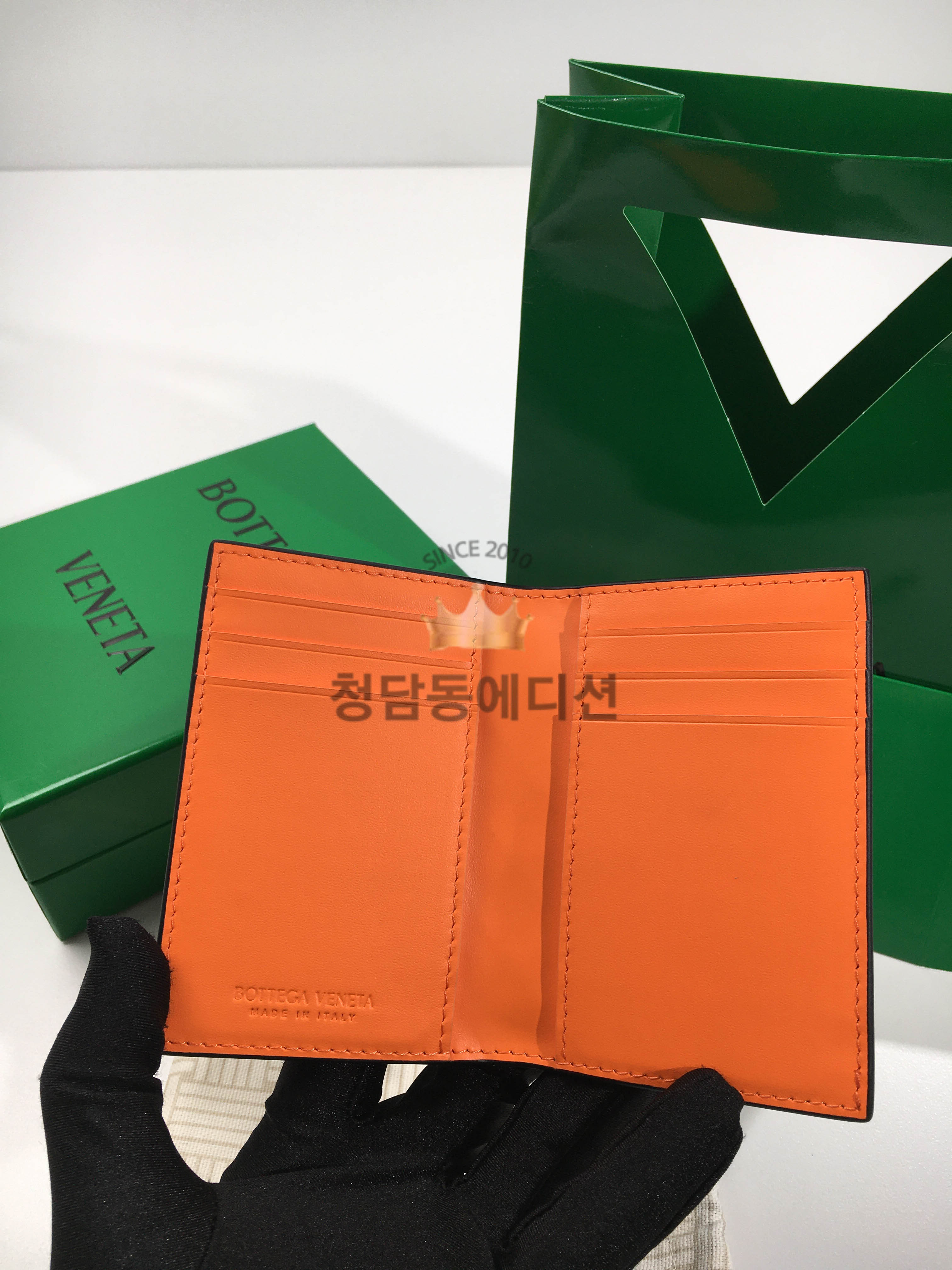 보테가베네타 인트레치아토 플랩 카드케이스 (블랙/오렌지)