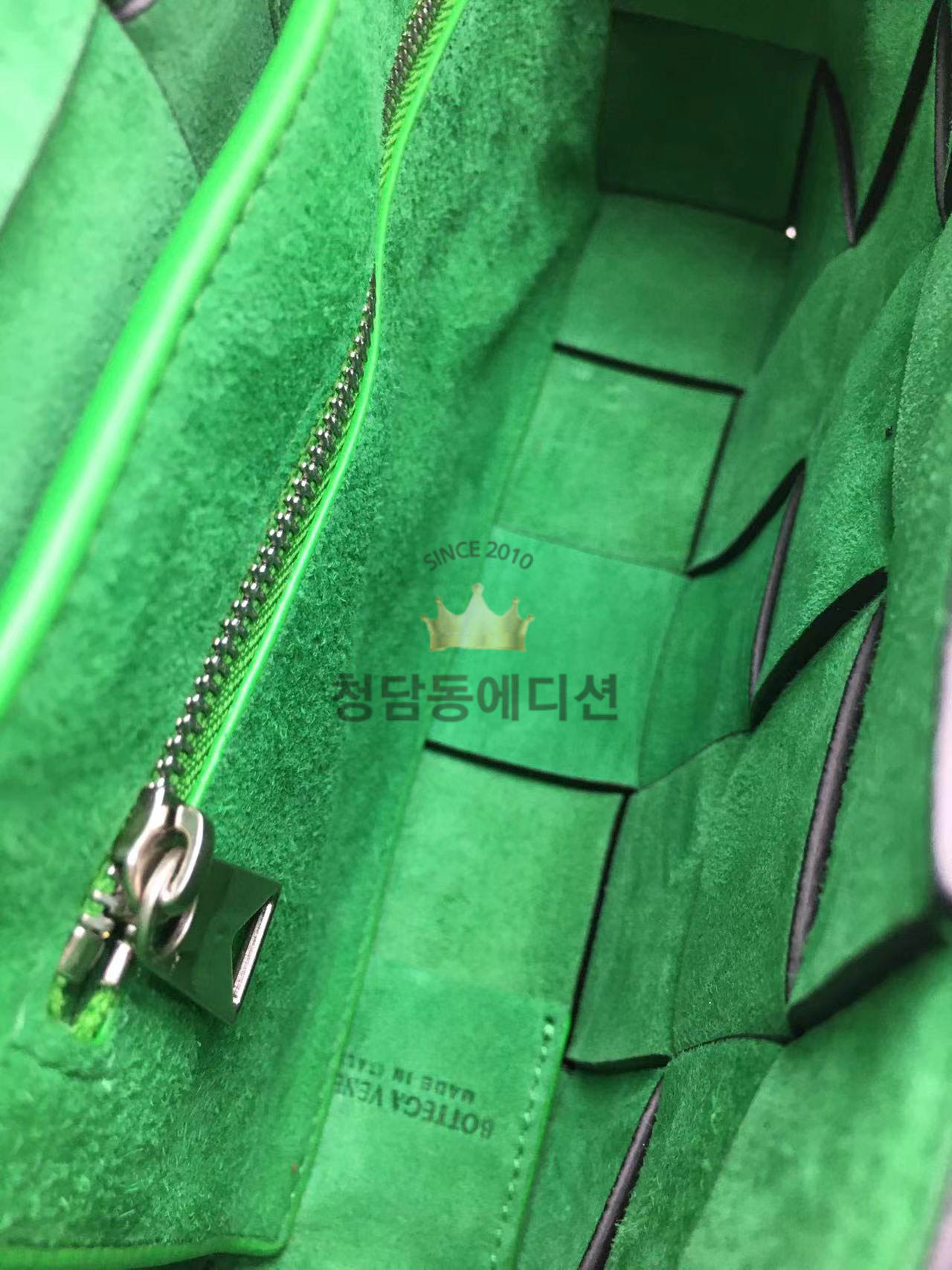 보테가베네타 카세트백 (안감 스웨이드 패러킷 컬러) (삼각 트라이앵글 메탈)