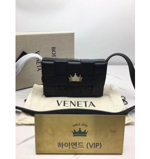 보테가베네타 카세트백 (안감 스웨이드 패러킷 컬러) (삼각 트라이앵글 메탈)