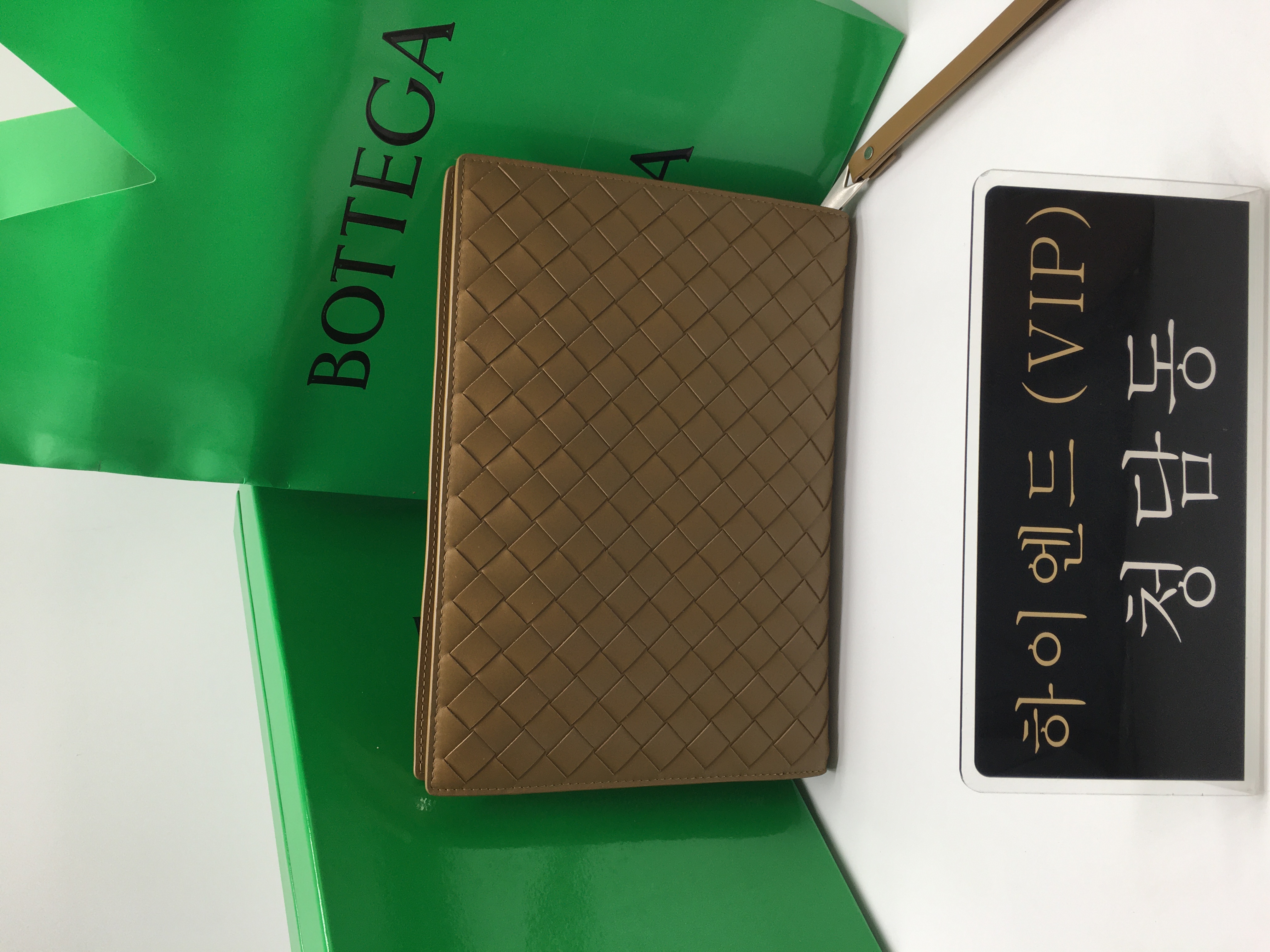 보테가베네타 클래식 인트레치아토 클러치백 693675