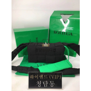 보테가베네타 패딩 테크 카세트백 (내부 패러킷컬러)