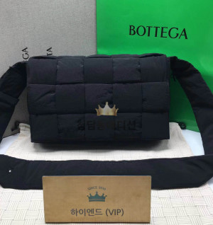 보테가베네타 패딩 테크 카세트백 라지
