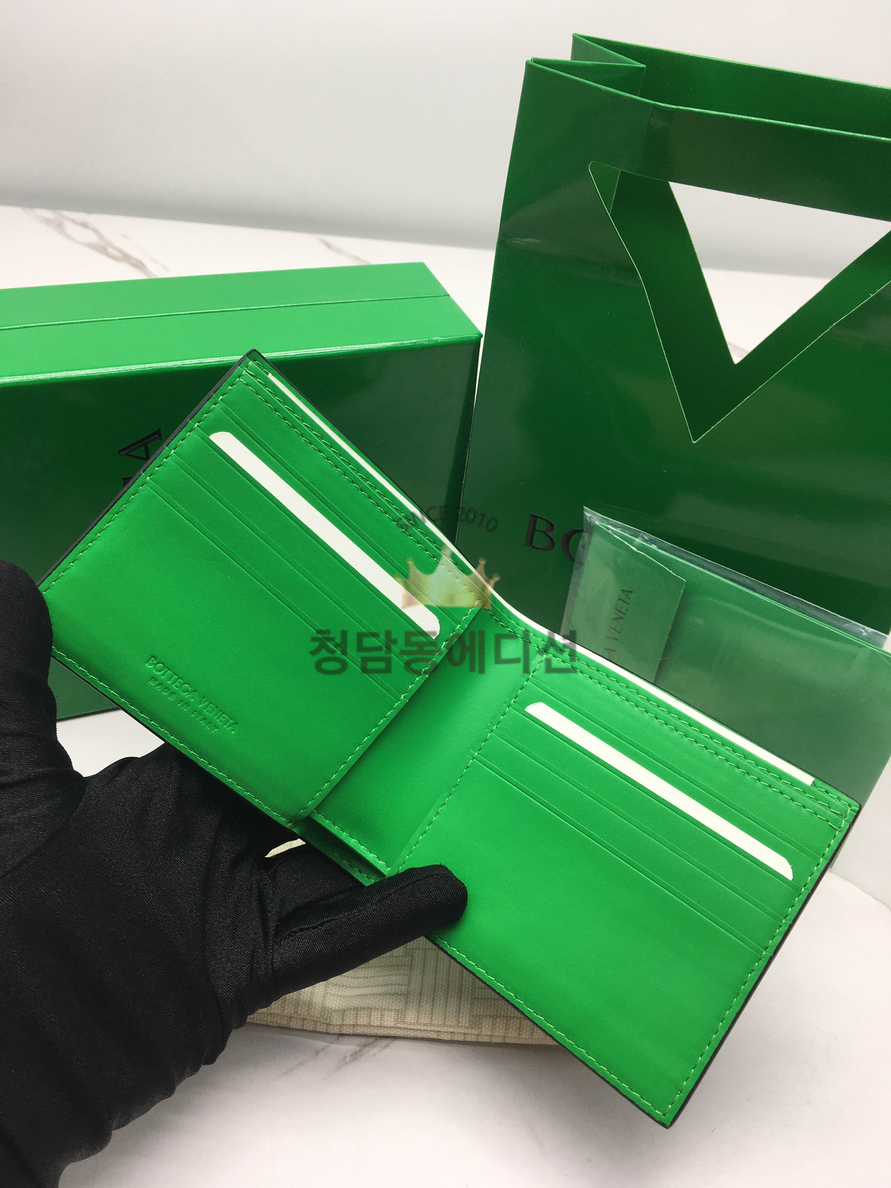보테가베네타 인트레치아토 폴더형 반지갑 (내부 그린) 605721