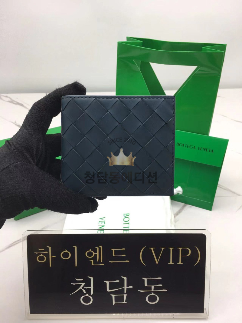 보테가베네타 인트레치아토 폴더형 반지갑 (다크네이비) 605721