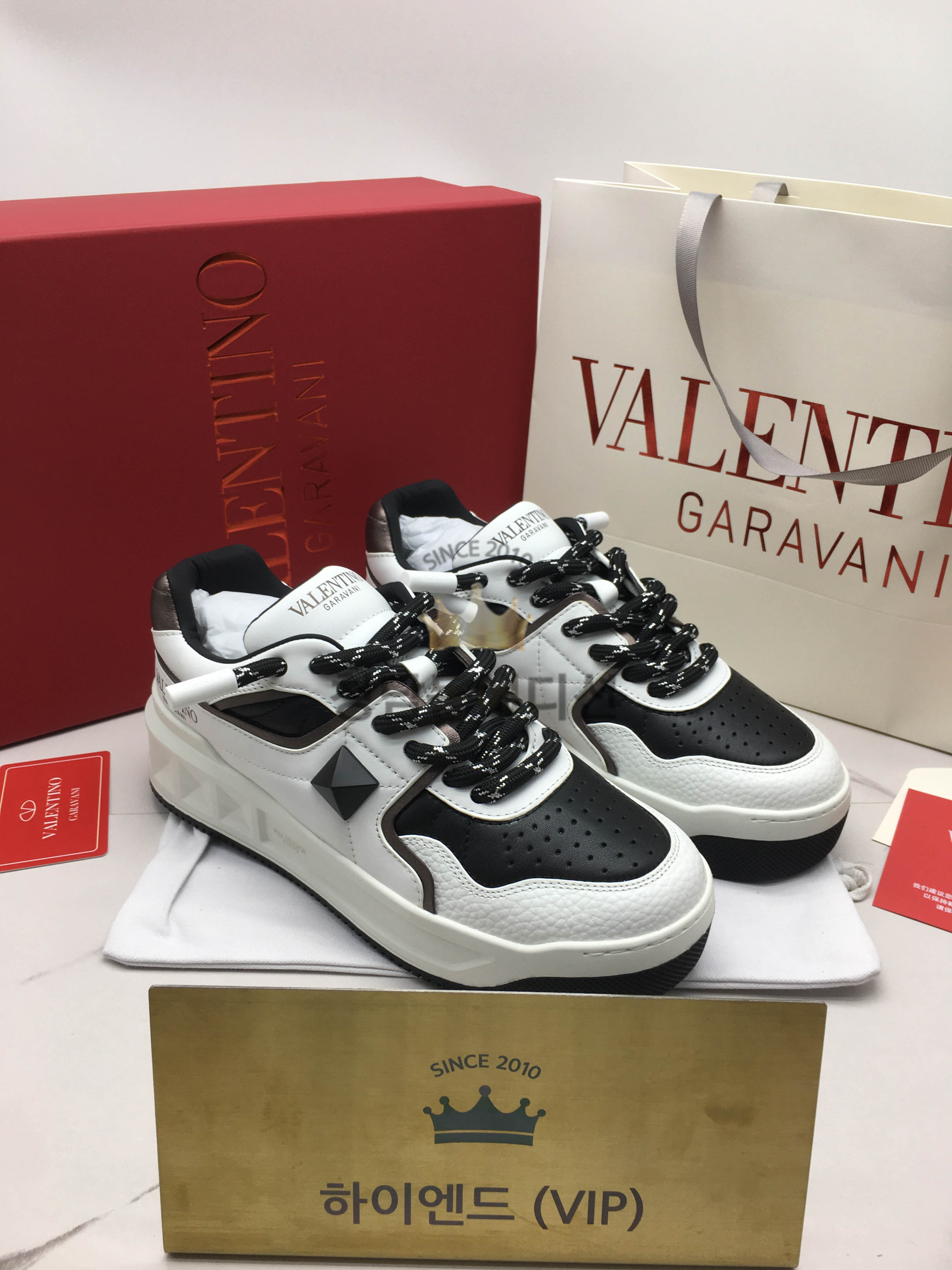 발렌티노 vltn  원스터드 XL 나파 레더 로우탑 (남녀공용)