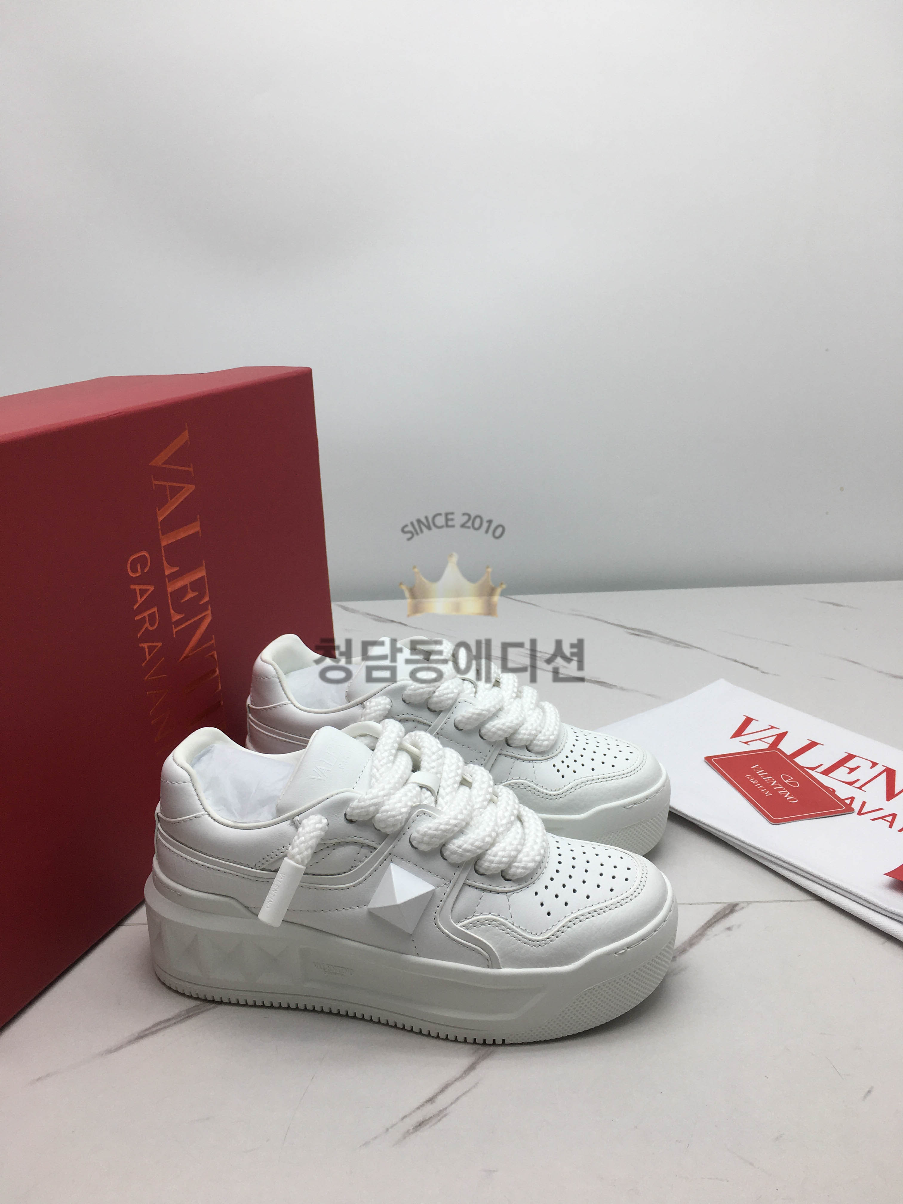 발렌티노 vltn  원스터드 XL 나파 레더 로우탑 (남녀공용)