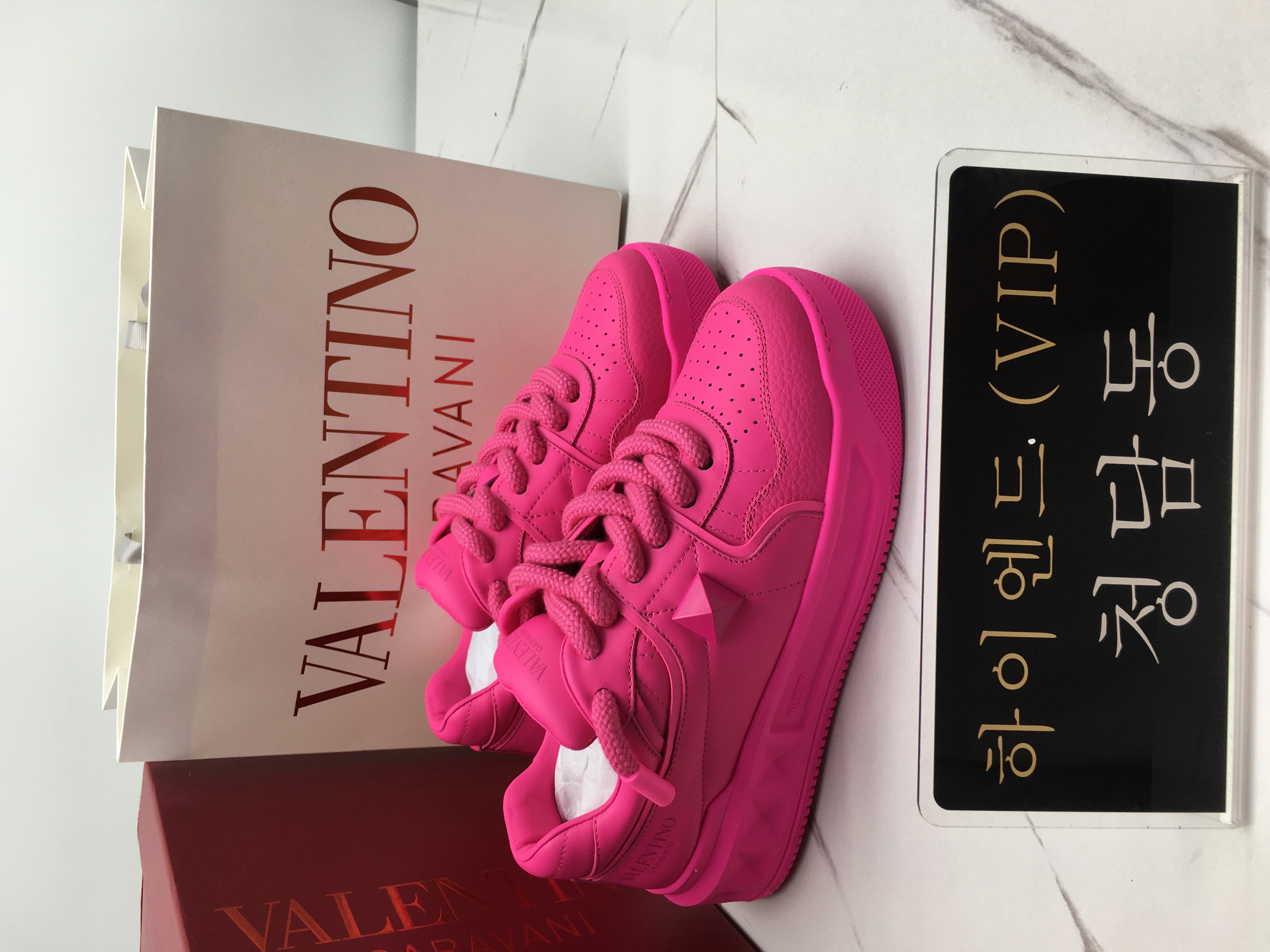 발렌티노 vltn  원스터드 XL 나파 레더 로우탑 (남녀공용)