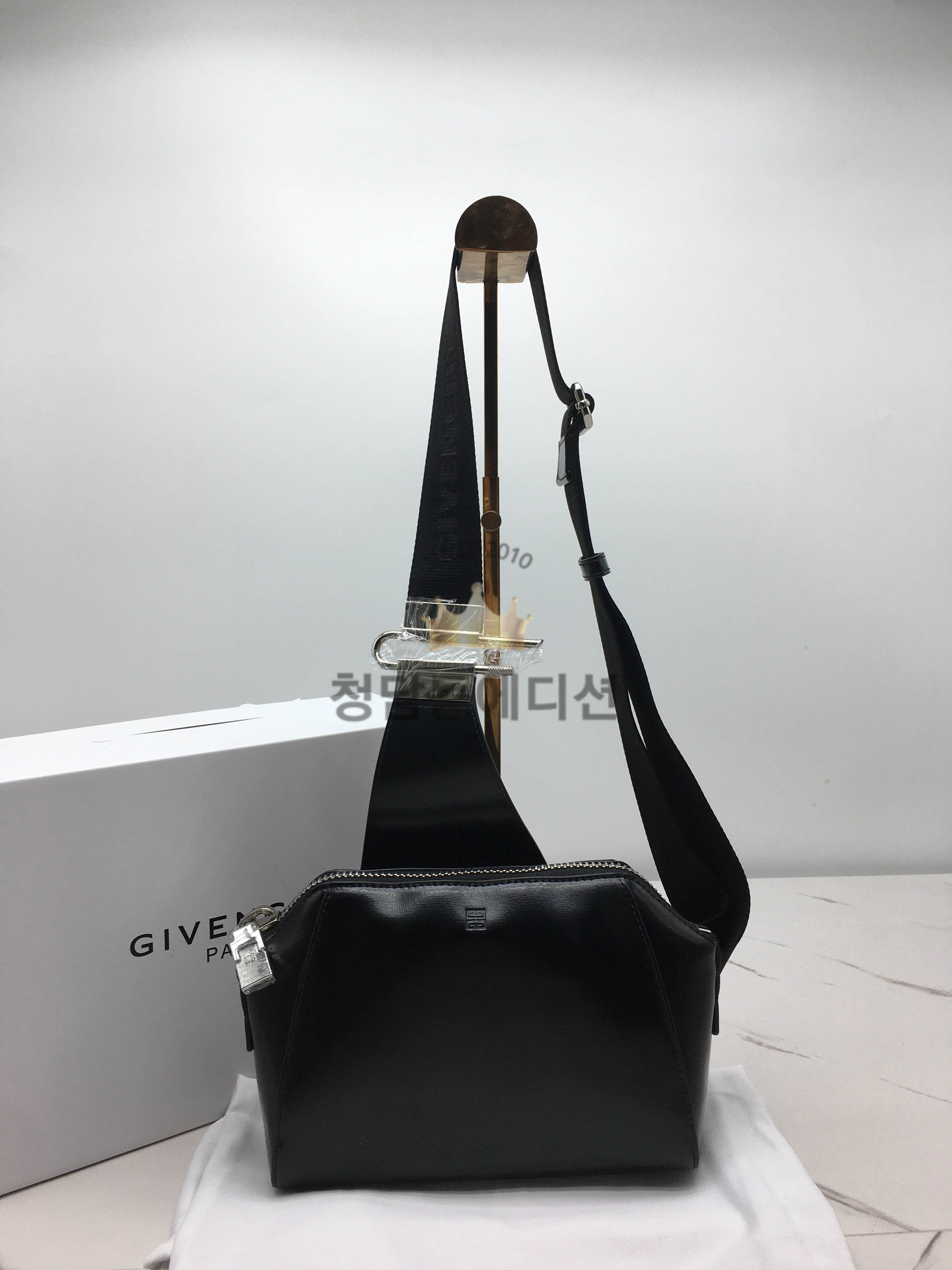 지방시 GIVENCHY 안티고나 범백