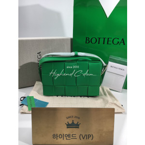 보테가베네타 카세트백 (안감 블랙컬러) (삼각 트라이앵글 메탈)