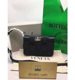 보테가베네타 카세트백 (안감 레더 패러킷 컬러) (삼각 트라이앵글 메탈)