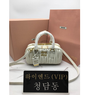 미우미우 아르카디 마테라쎄 나파 가죽 백 레귤러 (renewal ver.)