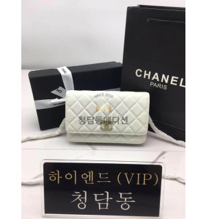 샤넬 23A 크리스탈장식 CC로고 WOC