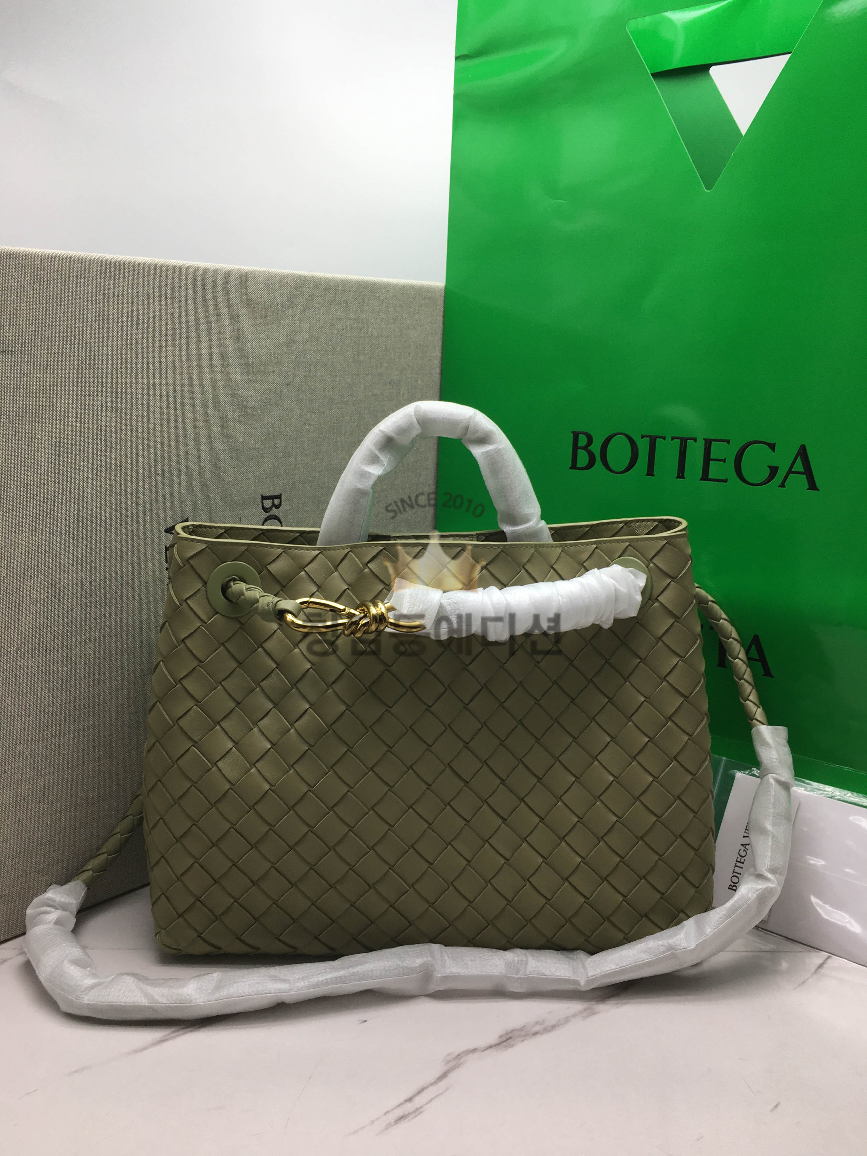 보테가베네타 안디아모 미디움 743572 (컬러 트래버틴)