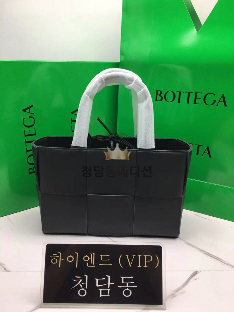 보테가베네타 아르코 토트백 스몰 (컬러 블랙)