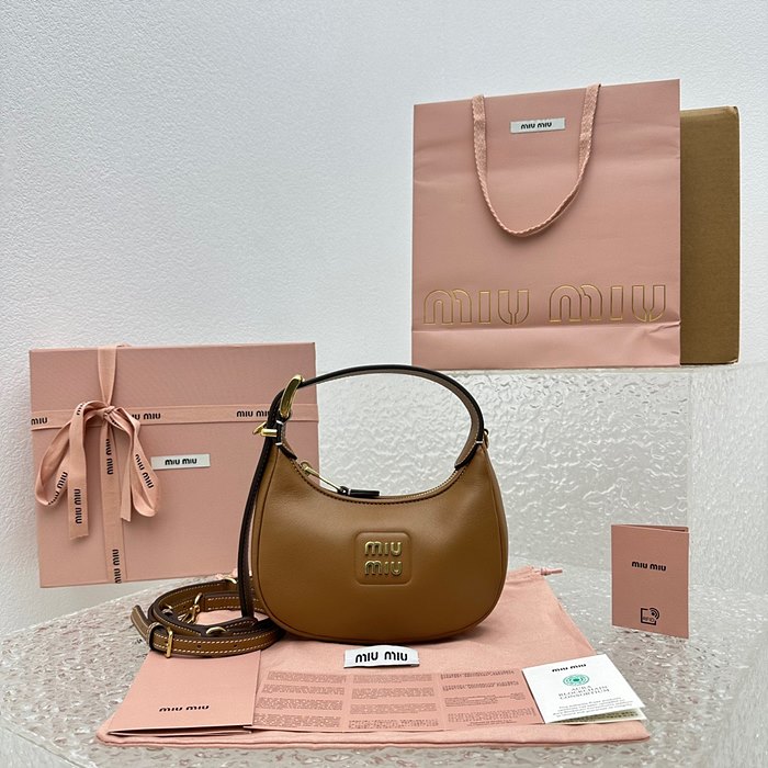 미우미우 23SS MIU MIU 가죽 호보백