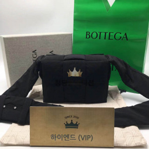 보테가 베네타 스몰 패디드 카세트백