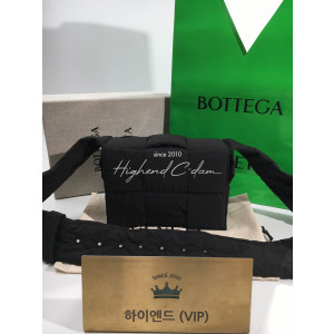 보테가 베네타 스몰 패디드 카세트백