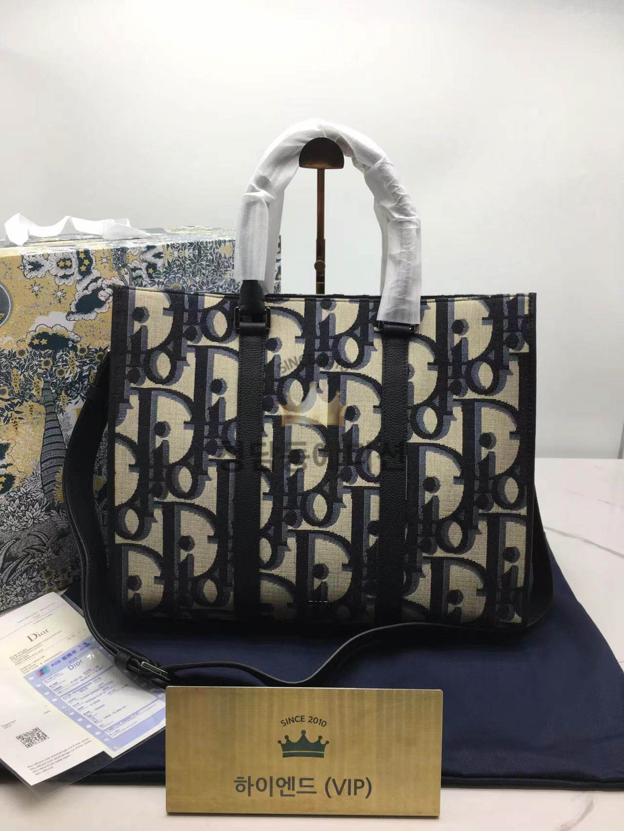디올 남성 맥시 디올 베이지 오블리크 자카드 토트백