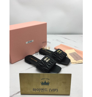 미우미우 23ss 마테라쎄 나파 가죽 슬라이드
