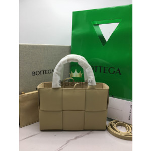 보테가베네타 아르코 토트백 미니 (컬러 베이지)