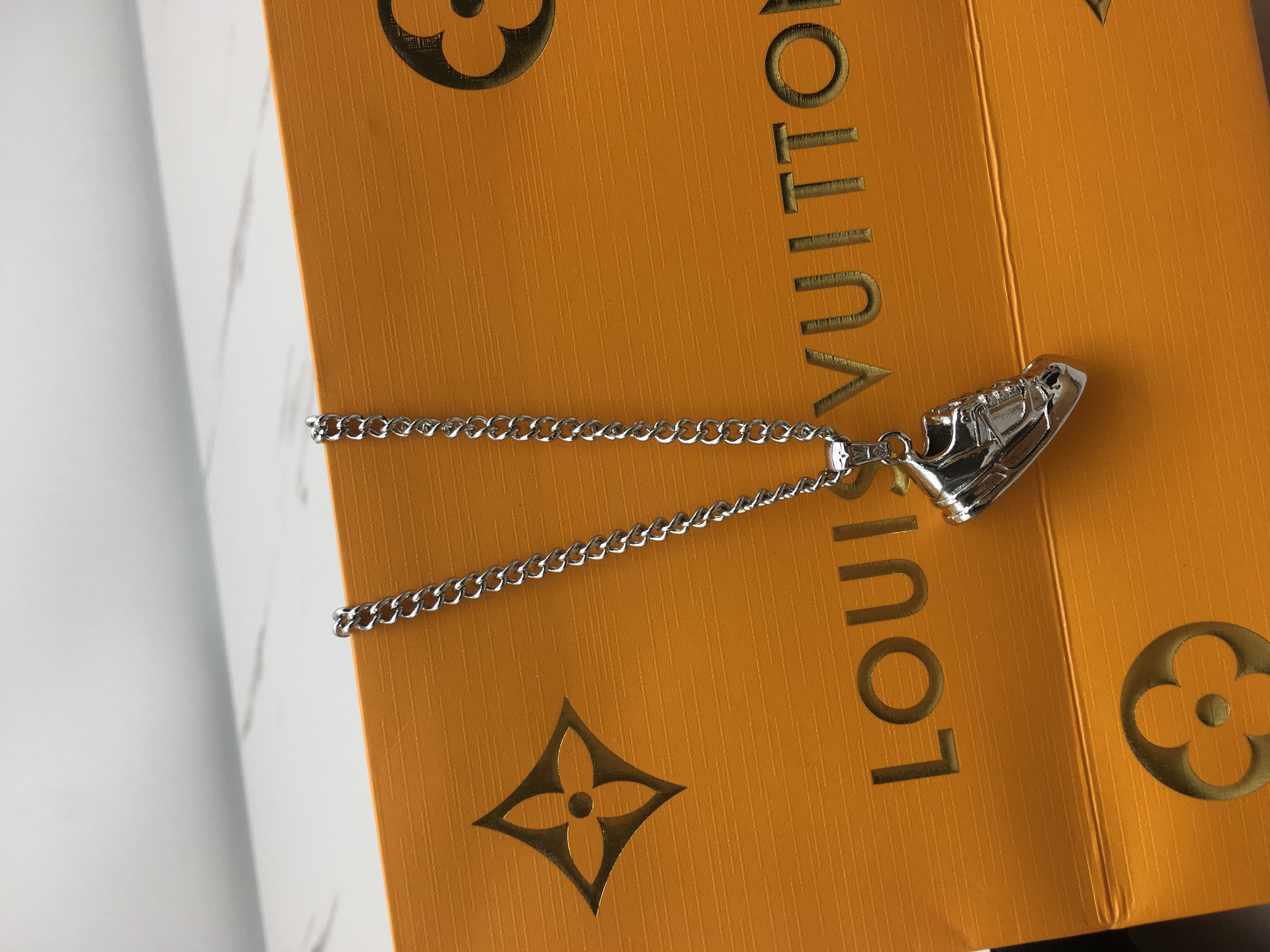 루이비통 트레이너 스트라스 목걸이 m01388