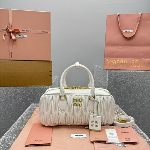 미우미우 아르카디 마테라쎄 나파 가죽 백 27CM (renewal ver.)