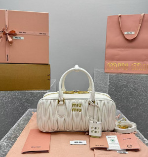미우미우 아르카디 마테라쎄 나파 가죽 백 27CM (renewal ver.)