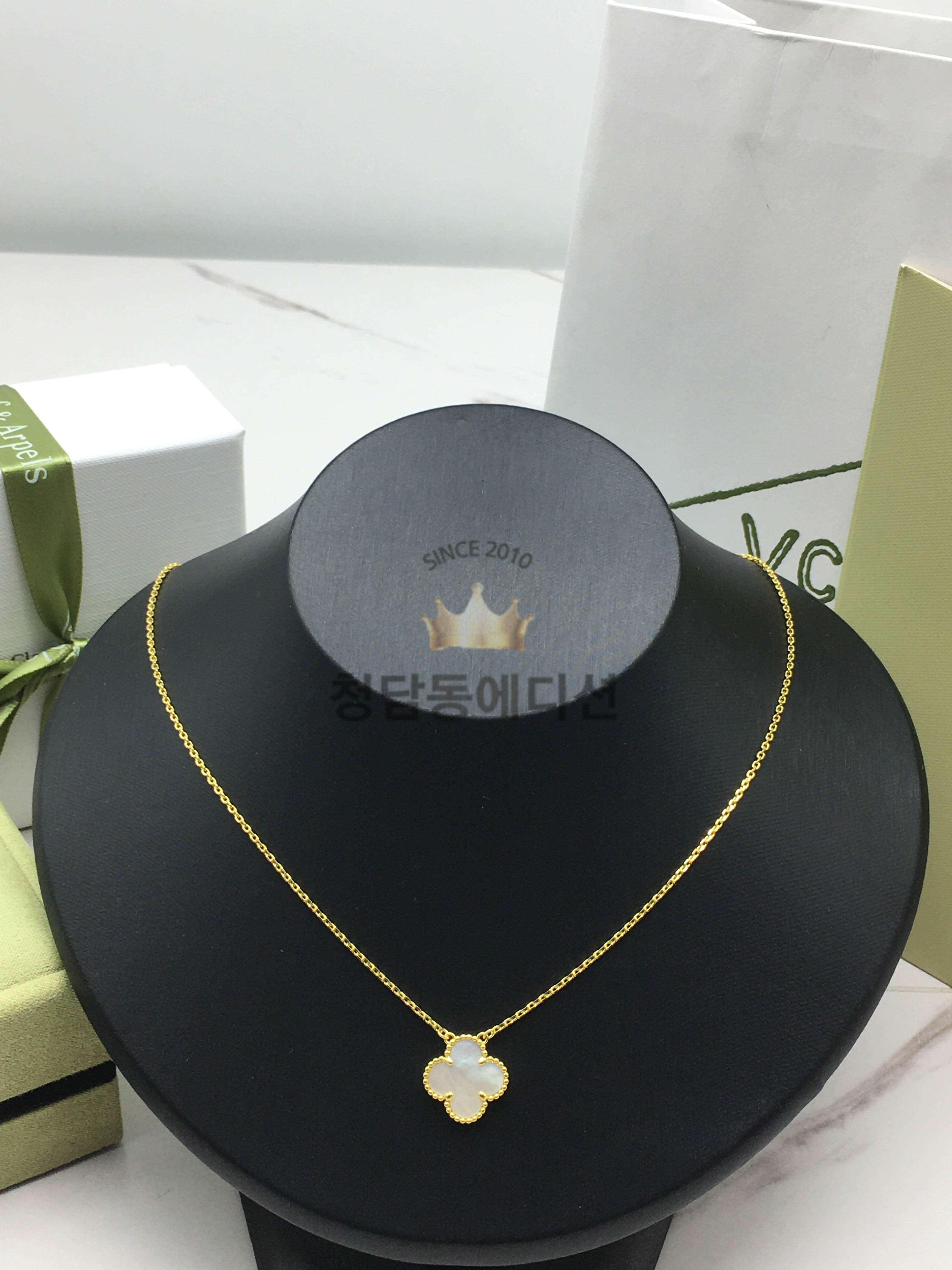 반클리프 매직 알함브라 목걸이 (V-gold소재) (빈티지) (컬러 화이트)