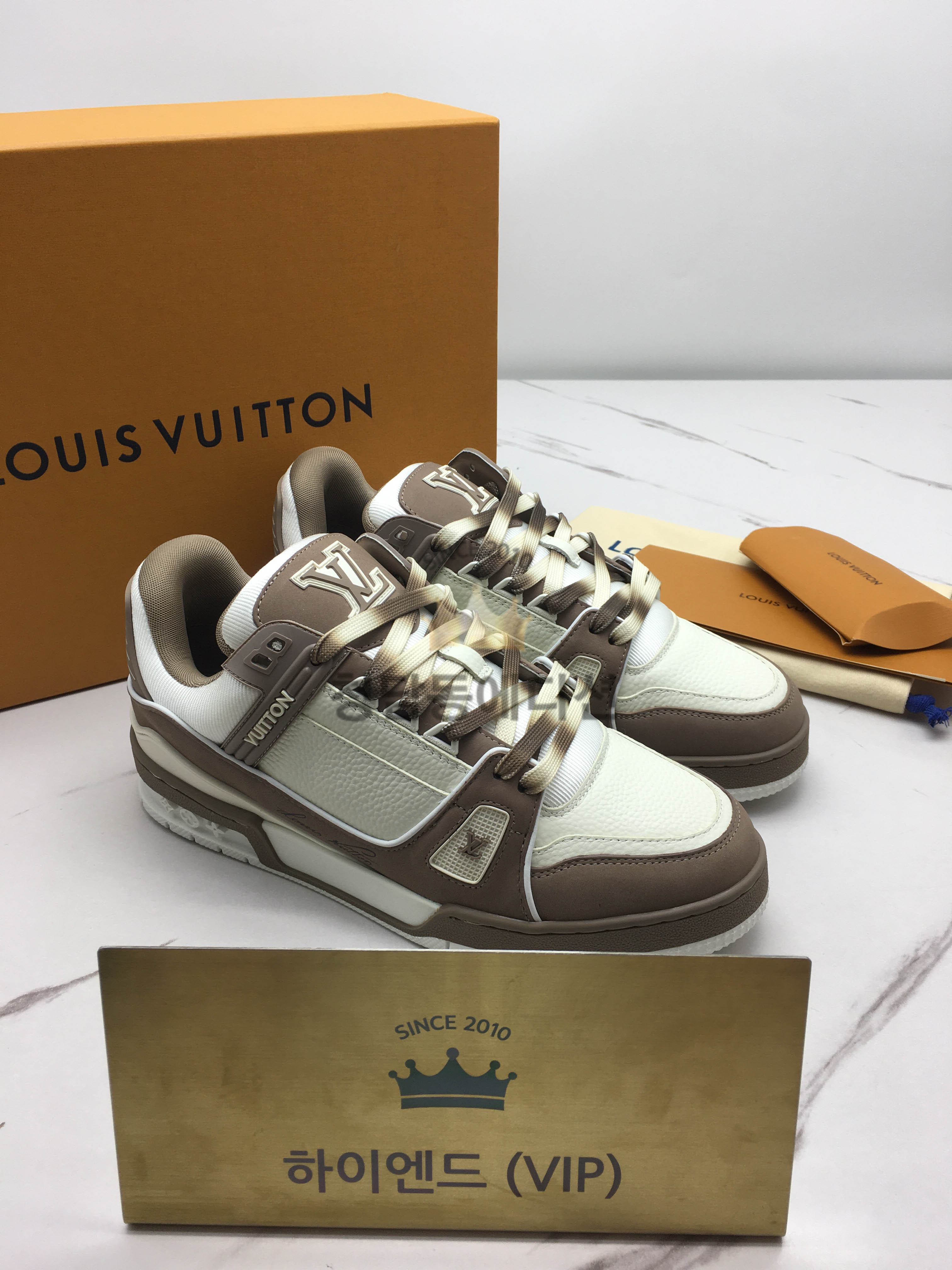 루이비통 LV 트레이너 스니커즈 브라운 로고 1ACWBZ (남녀공용)