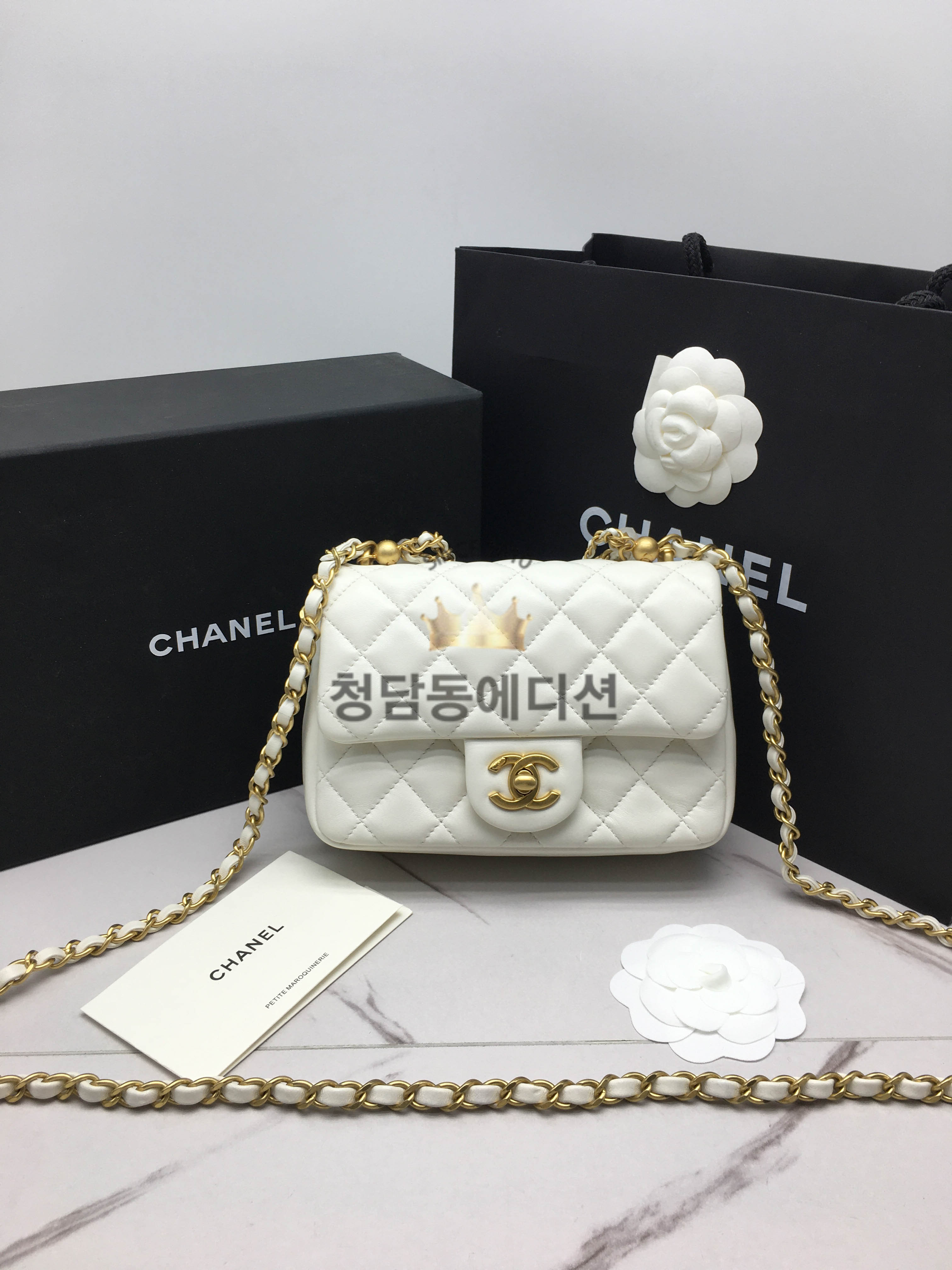 샤넬 24P 펄 체인 미니 플랩백 AS4385