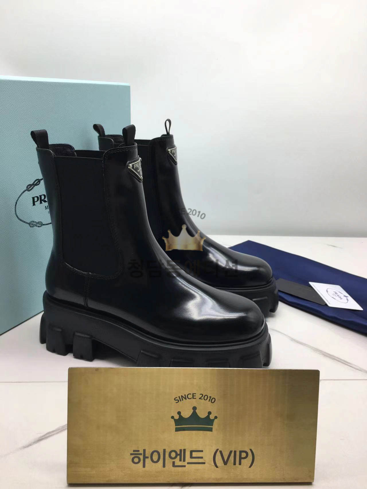 프라다 모놀리스 브러시드 가죽 부티