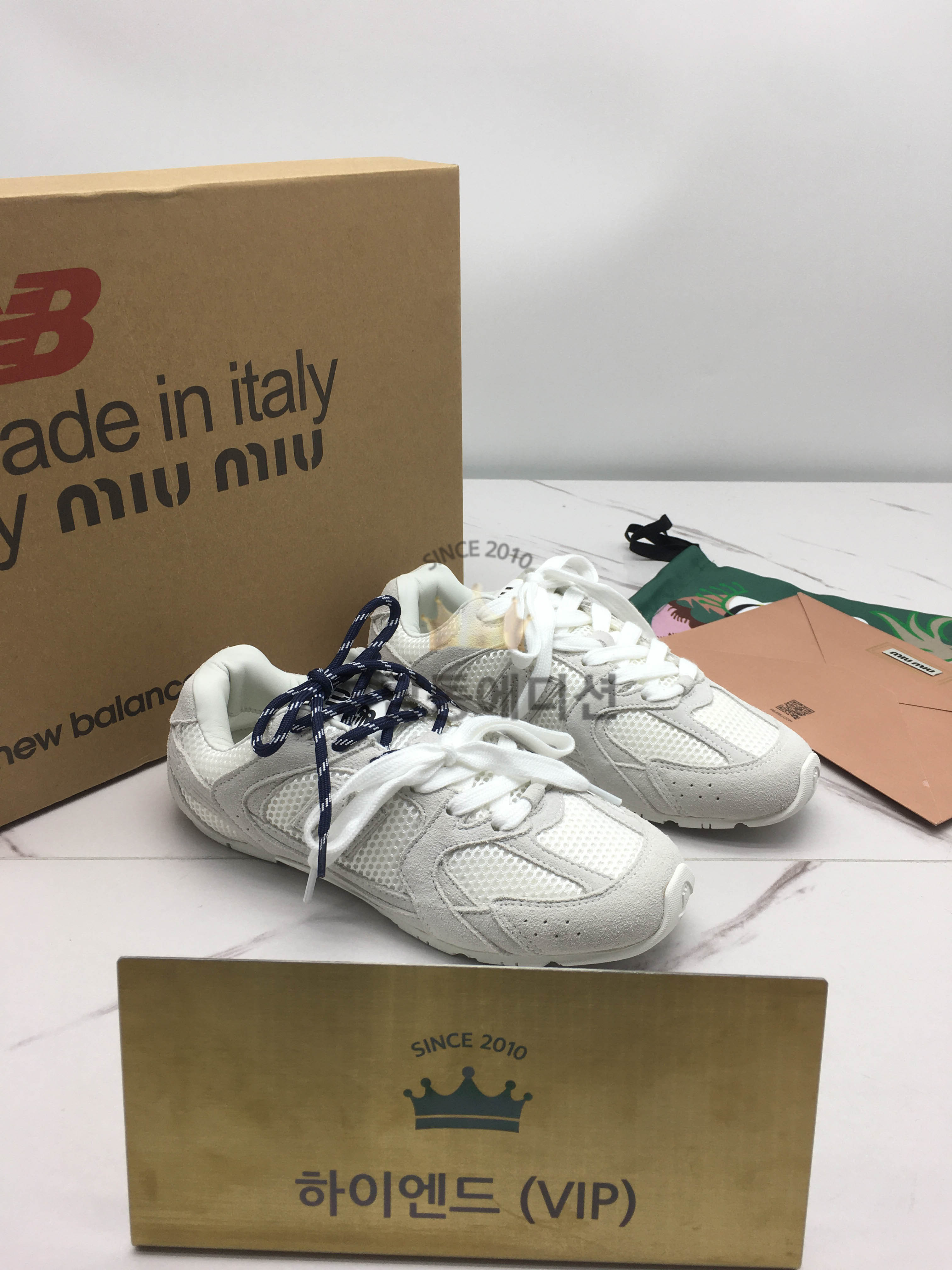 미우미우 x 뉴발란스 530 스니커즈