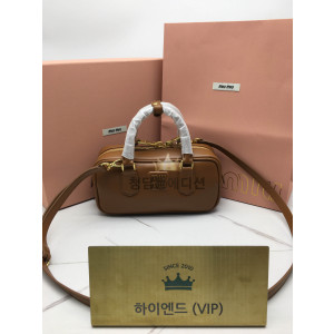 미우미우 아르카디 가죽백 레귤러 (renewal ver.)