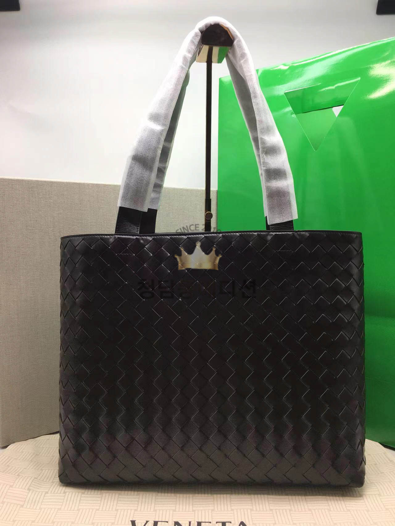 보테가베네타 라지 인트레치아토 지퍼 토트백 (컬러 브라운)