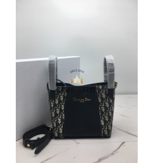 디올 SIGNATURE 스몰 버킷백 블루 디올 오블리크 자카드 앤 스무스 카프스킨