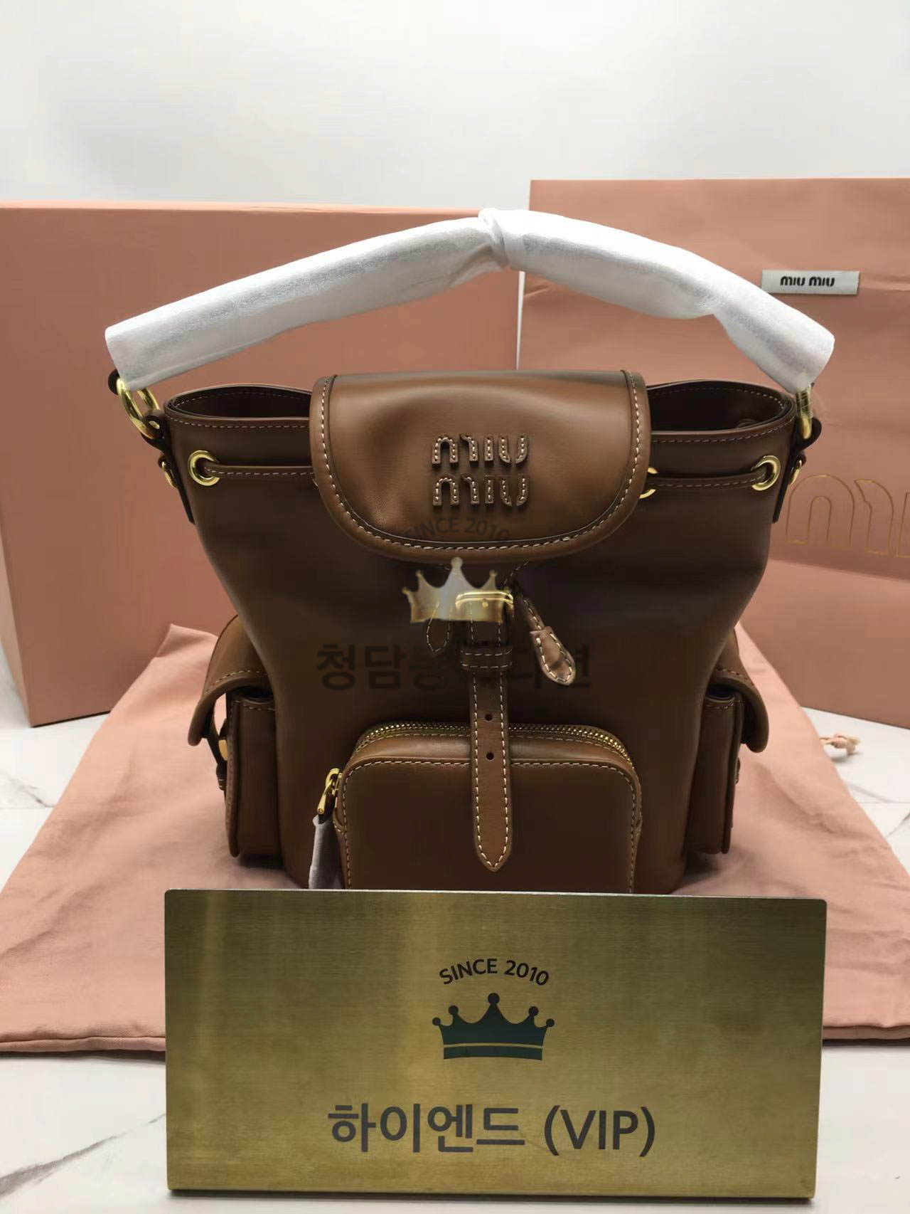 미우미우 엠보싱로고 가죽 백팩 스몰, 미디움