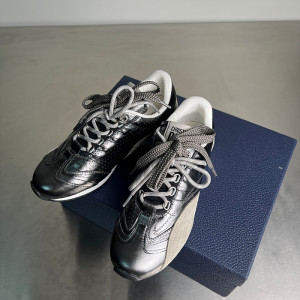 디올 디 스케치 스니커즈